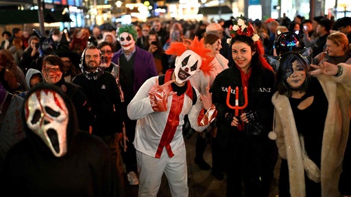 Menschen in gruseligen Kostümen feiern Halloween 