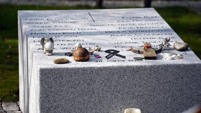 Die steinerne Gedenkstätte auf dem Kommunalfriedhof