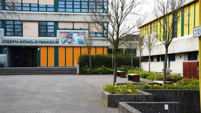 Der Schulhof des Joseph-König-Gymnasiums mit der Gedenktafel