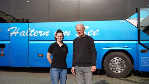 Thomas und Tochter Jolien Fischer vor einem ihrer Reisebusse