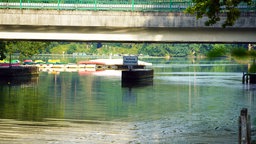An diesem Wehr mündet die Stever in den Stausee. Im Hintergrund: Ein Bootsverleih.