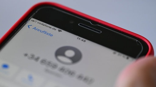 Handy mit Telefonnummer auf dem Bilschirm 