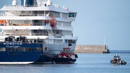 Boote nähern sich dem Kreuzfahrtschiff "Hondius"