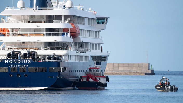 Boote nähern sich dem Kreuzfahrtschiff "Hondius"