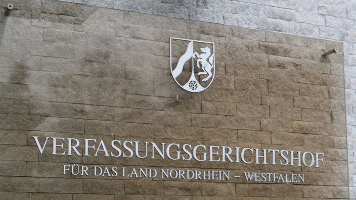 Außenschild an Gebäude: Verfassungsgerichtshof in Münster