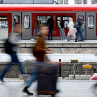 Reisende mit Gepäck am Kölner Hauptbahnhof