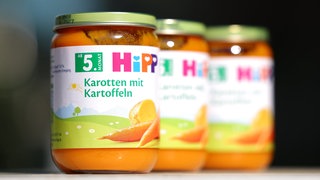 Drei Hipp-Babykostgläschen stehen auf einem Tisch