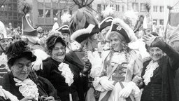 Karnevalistinnen feiern Weiberfastnacht