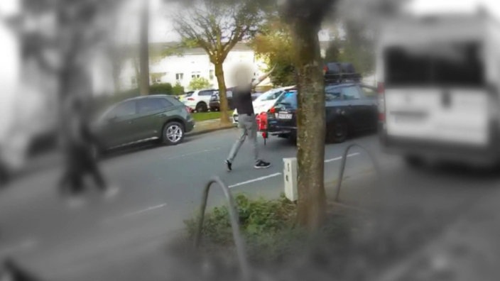 Mann zeigt Hitlergruß auf Facebook-Video