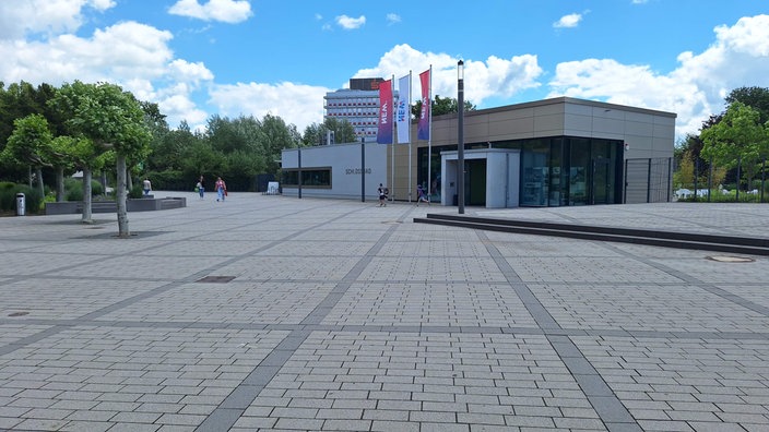 Der voll versiegelte Platz vor dem Schlossbad in Grevenbroich