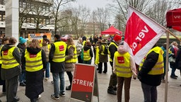 Mitglieder der Gewerkschaft Ver.di haben sich vor der TU Dortmund versammelt