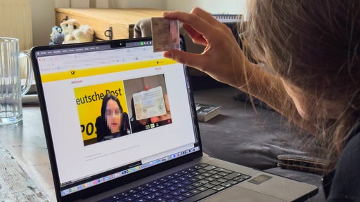Eine Frau verifiziert ihre ID online 