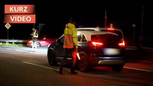 Bürger mit Warnfeste führt illegale Grenzkontrolle bei einem Auto durch