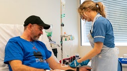 Ein Patient in London erhält für eine Studie eine mRNA-Impfung gegen Krebs