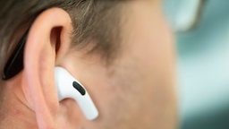 In-Ear-Kopfhörer stecken in einem Ohr