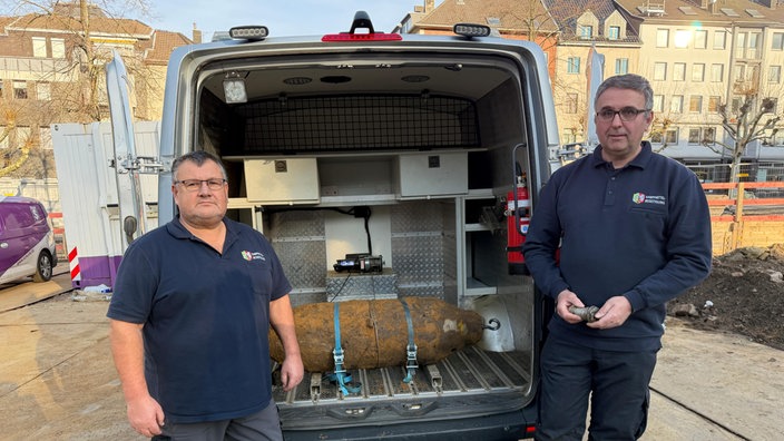 Die Experten der Kampfmittelbeseitigung Siegfried Konopatzki und Michael Daenecke vor der entschärften Fliegerbombe.