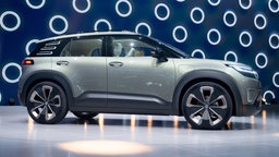 Der Volkswagen ID.CROSS Concept steht während einer Pressekonferenz auf der Bühne