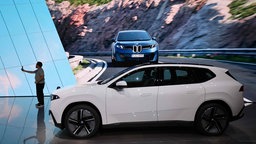 Der BMW iX3 auf einer Bühne 