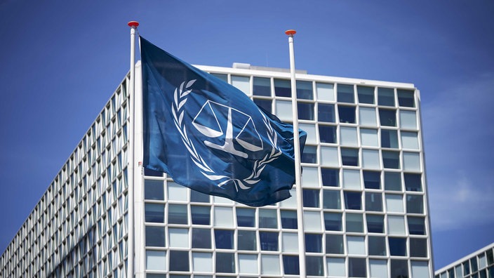 Die Flagge des Internationalen Strafgerichtshofs (IStGH) vor dem Gebäude des Internationalen Strafgerichtshofs.