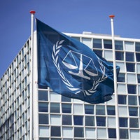 Die Flagge des Internationalen Strafgerichtshofs (IStGH) vor dem Gebäude des Internationalen Strafgerichtshofs.