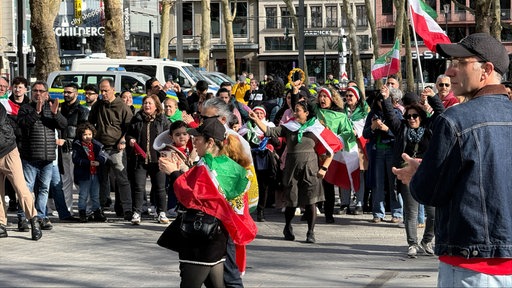 Personen bei der Iran Kundgebung am Neumarkt