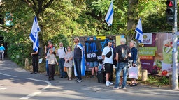 Demonstranten am Rande der eigentlichen Demo mit Israel-Flaggen