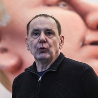 Jacyques-Tilly vor großem Putin-Gesicht