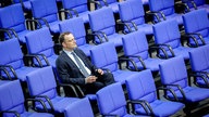Jens Spahn nimmt an der Sitzung des Bundestags teil.