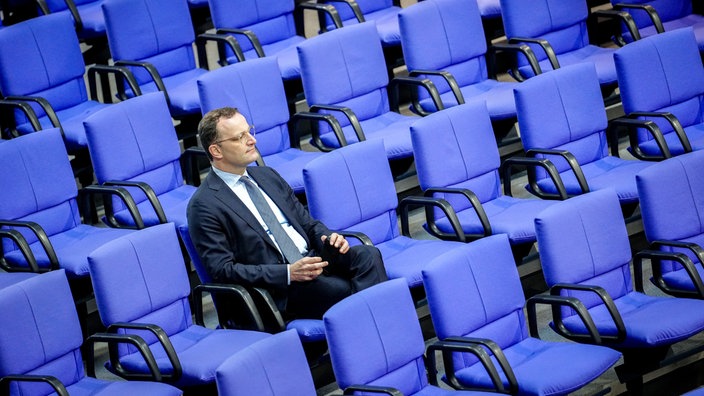Jens Spahn nimmt an der Sitzung des Bundestags teil.