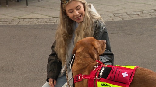 Chantal Entrich mit Assistenzhund Simba