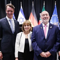 Hendrik Wüst (l-r), Ministerpräsident von Nordrhein-Westfalen, Hadas Prosor und ihr Mann Ron Prosor, Botschafter von Israel, und Andre Kuper, Landtagspräsident von Nordrhein-Westfalen