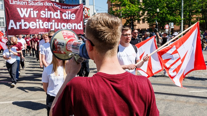Demonstrierender der "Jungen Nationalisten" mit Megafon