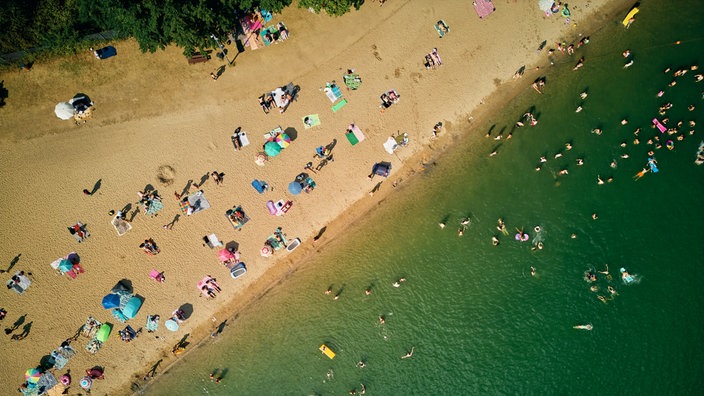 Menschen schwimmen am Kaarster See