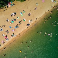 Menschen schwimmen am Kaarster See
