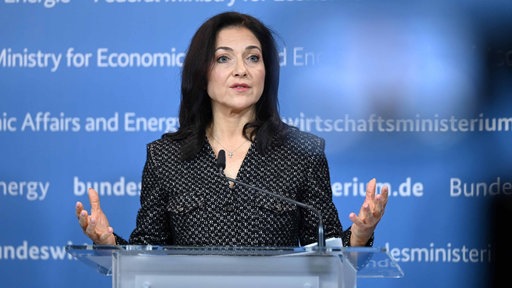 Katherina Reiche während eines Pressestatements 