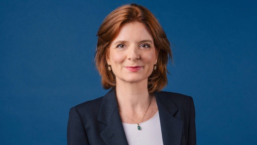 Porträt von WDR-Intendantin Katrin Vernau vor blauem Hintergrund