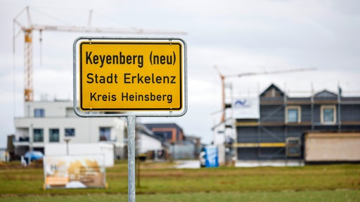 Ein gelbes Ortschild des Dorfs Keyenberg (neu) bei Erkelenz im Kreis Heinsberg