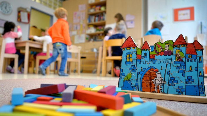 Soielzeug in einer Kita, im Hintergrund spielen Kinder