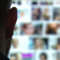 Eine Person vor einem Computerbildschirm 
