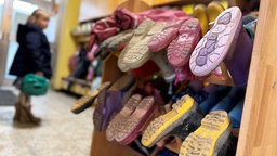 Kinder-Gummistiefel auf einem Ständer