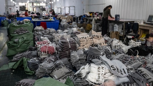 Kleidungsbündel des chinesischen Fast-Fashion-Händlers Shein in einer Fabrik