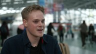 Flugbegleiter Alex kämpft sich nach Knochenkrebs-Diagnose zurück 