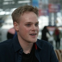 Flugbegleiter Alex kämpft sich nach Knochenkrebs-Diagnose zurück 