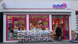 Frau geht in Kodi-Filiale