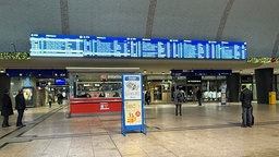 Eine Fahrplananzeige im Kölner Hauptbahnhof