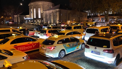 Viele Taxis stehen am Köln Messe Deutz
