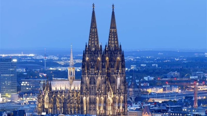 Der Kölner Dom wird von neuen LED-Strahlern beleuchtet