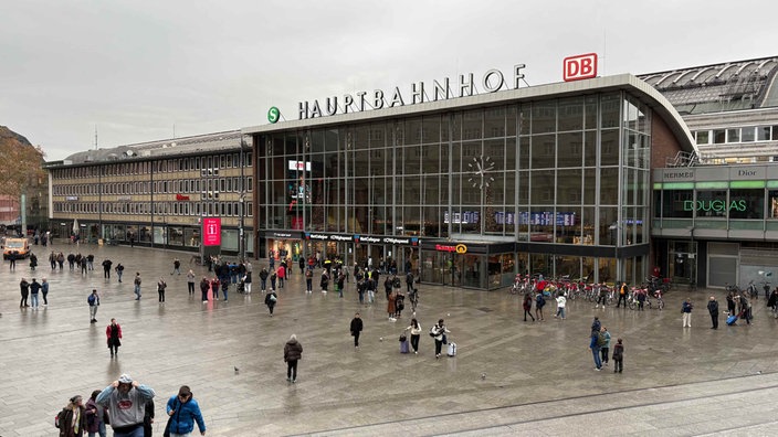 Der Bahnhofsvorplatz in Köln bei Regen