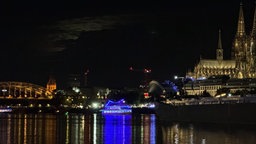 Beleuchtetes Schiff vor dem Dom