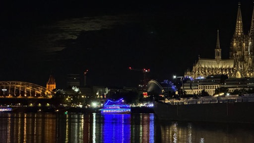 Beleuchtetes Schiff vor dem Dom